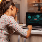vrouw die zelf iets doet aan cyber security