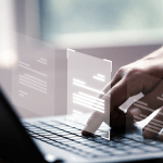 handen die op een laptop typen