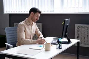 man achter bureau op kantoor